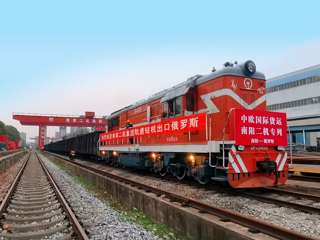 二機(jī)軌道鉆機(jī)再次搭乘中歐班列前往俄羅斯，添彩一帶一路